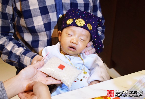 剃胎毛、滿月剃頭、嬰兒剃頭、嬰兒理髮、嬰兒剃髮、嬰兒剃胎毛、嬰兒滿月剃頭、寶寶剃頭、剃胎毛儀式、剃胎毛吉祥話、滿月剃頭儀式、滿月剃頭吉祥話、寶寶剃胎毛、寶寶滿月剃頭理髮、 台中西區剃胎毛、台中西區滿月剃頭、 台中西區嬰兒剃頭剃胎毛、台中西區嬰兒理髮、台中西區嬰兒剃髮、寶寶(台中西區到府嬰兒寶寶滿月剃頭理髮、免費到府嬰兒剃胎毛儀式吉祥話)。到府剃頭剃胎毛主持、專業拍照、DVD光碟、證書。★購買「臍帶章、肚臍章、胎毛筆刷印章」贈送：剃頭、收涎、抓周，三選一。2015.01.13 照片6